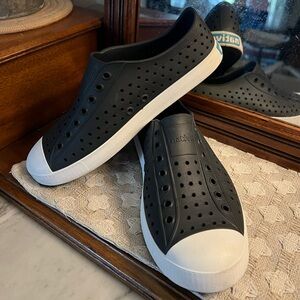 NATIVE Classic Jefferson Slip On Summer Sneakers Black & White Kid's Size 6 GUC